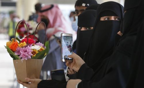 Саудын Арабын иргэн олон нийтийн сүлжээн дэх постноосоо болж 45 жилийн хорих ял сонсов