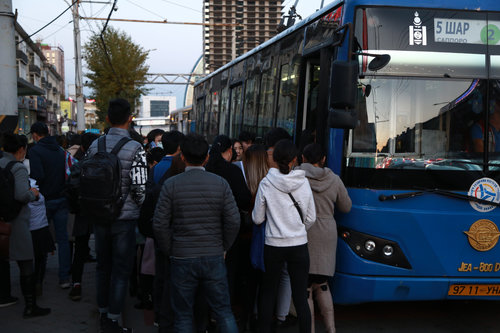 98 чиглэлийн 900 гаруй автобус нийслэлчүүдэд хүрэлцэхгүй байна