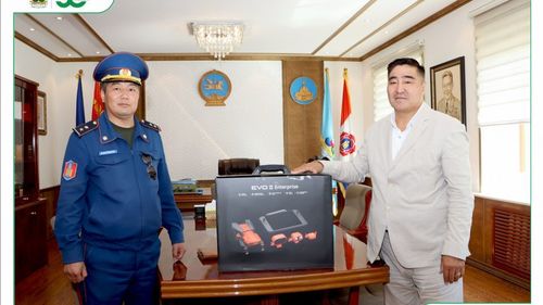 Нисгэгчгүй нисэх иж бүрэн төхөөрөмжийг хүлээлгэн өглөө