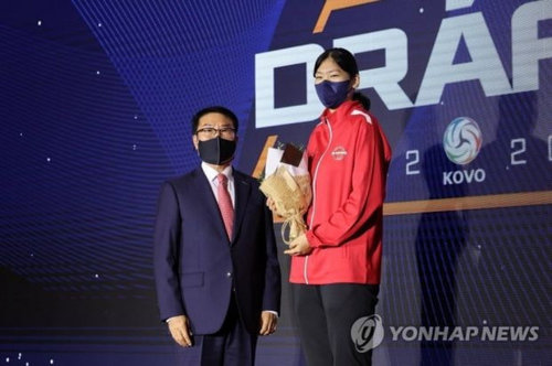 Монгол охин Солонгосын гар бөмбөгийн лигт сонгогджээ