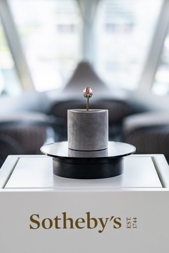 Ягаан өнгөтэй, 21 сая долларын үнэтэй очир эрдэнийг дуудлагаар худалдана