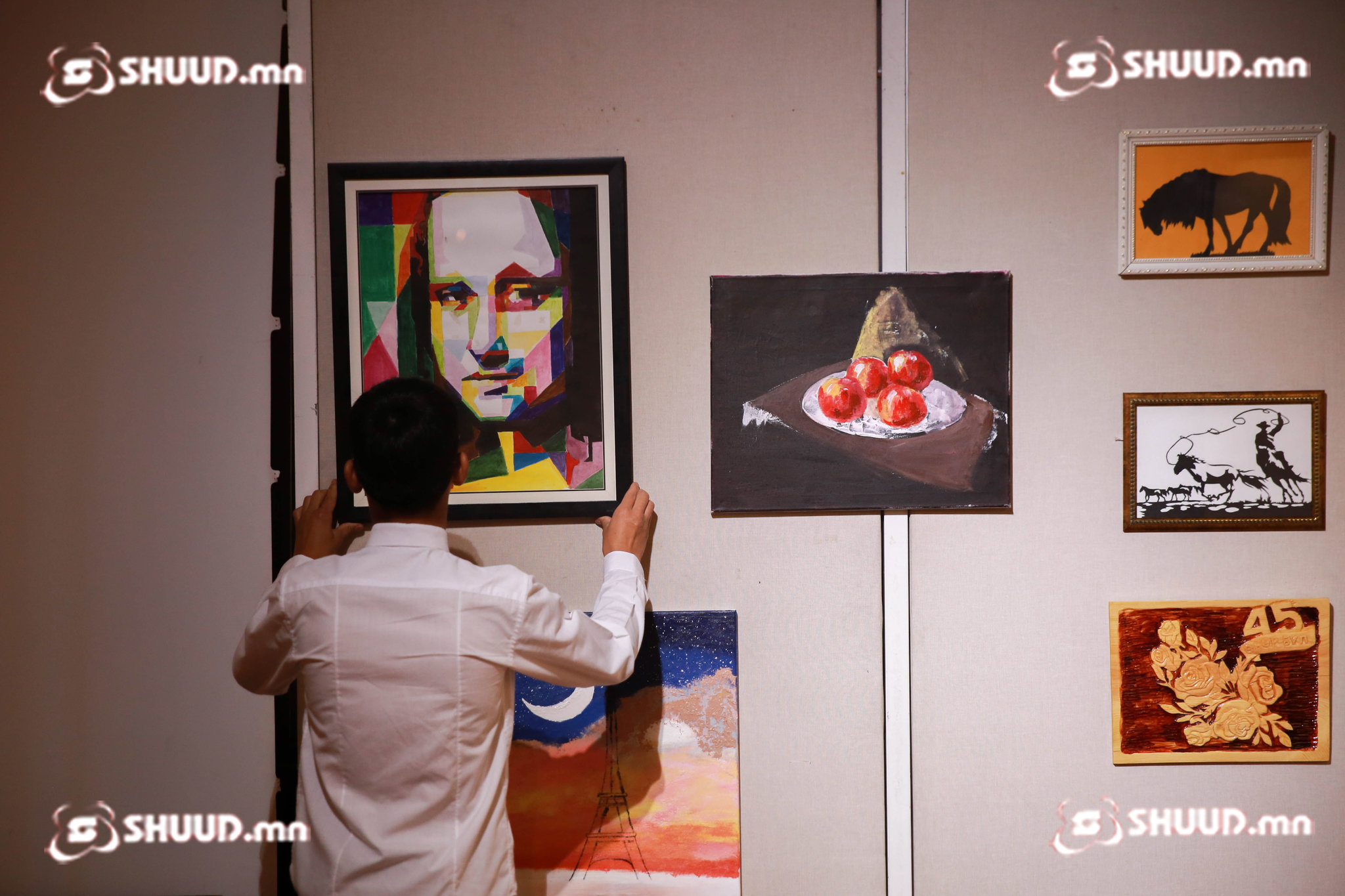 ФОТО: 'Сэтгэлээс минь ургасан миний бүтээл' уран зураг, бүтээлийн үзэсгэлэн