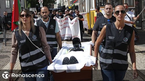 Цалингаа нэмүүлэхийг шаардсан цагдаа нар Ерөнхий сайдын ордны гадаа авс авчирч тавьжээ