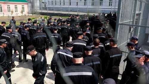 ВИДЕО: Путиний итгэмжит этгээд хоригдлуудыг цэрэгт татахаар хорих газруудад биечлэн очиж байна