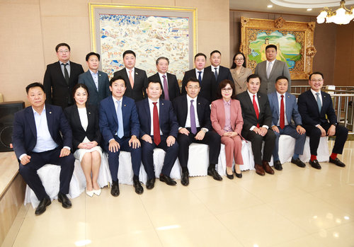 Хотын дарга Д.Сумъяабазар шинэ сайд, байнгын хорооны дарга нарт хүндэтгэл үзүүллээ