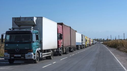 Казахстан Оросын тээвэрлэгчдийг хил дээрээ саатуулж байна