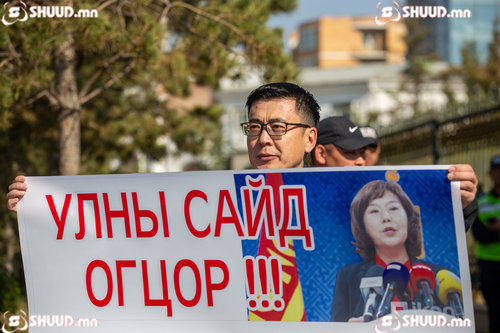 Засгийн газрыг бүрэн бүрэлдэхүүнээрээ огцрохыг шаардлаа