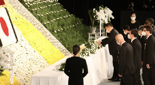 Ерөнхий сайд Л.Оюун-Эрдэнэ Шинзо Абэтай салах ёс гүйцэтгэх Төрийн ёслолд оролцлоо