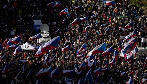 Чехийн нийслэлд засгийн газраа эсэргүүцсэн иргэд жагсаал зохион байгуулжээ