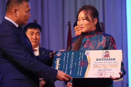 Говь-Алтай аймаг багш нараа 350 сая төгрөгөөр шагнаж урамшууллаа