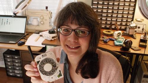 Жастин Хаунт хэмээх эмэгтэй ротари гар утас зохион бүтээжээ