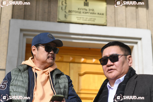 Хошин урлагийнхан ХЗДХЯ-ны гадаа жагсаж байна