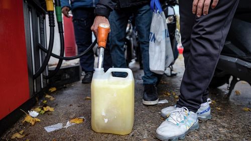 Газрын тосны салбарынхан ажил хаясан тул францчууд бензин авахаар Испанийг зорьж байна