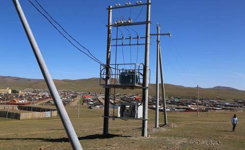 Архи хэтрүүлэн хэрэглэсэн иргэн өндөр хүчдэлийн багана руу авирчээ