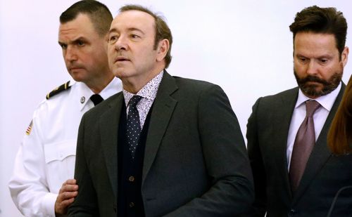 Насанд хүрээгүй хүнд бэлгийн дарамт учруулсан хэрэгт сэжиглэгдсэн жүжигчин Кевин Спейсийг цагаатгажээ