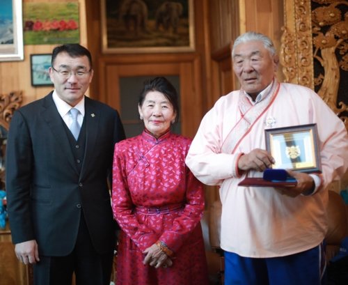 Х.Баянмөнх аваргыг “Нийслэл хотын Хүндэт иргэн”-ээр өргөмжиллөө