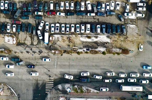 Зогсоолын төлбөр нэмэх тогтоолын төсөлд иргэдийн саналыг авч байна