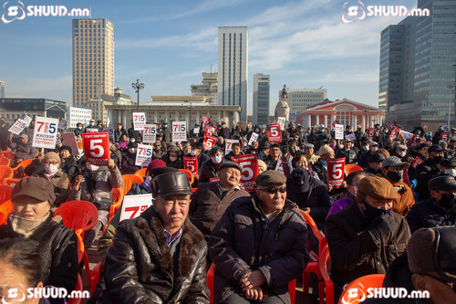  Б.Пүрэвдорж гишүүний урилгаар ахмадууд төв талбайд жагсаж байна