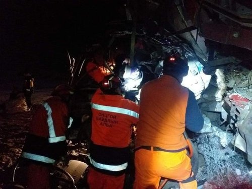 Автобус, ачааны машинтай мөргөлдсөн ослын улмаас 28 хүн гэмтэж, жолооч нас баржээ