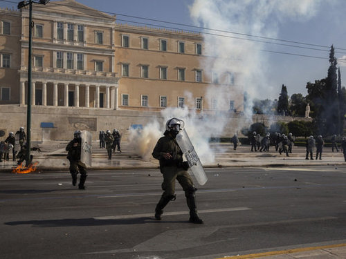 Грект болсон ажил хаялтын үеэр эмх замбараагүй байдал гарчээ