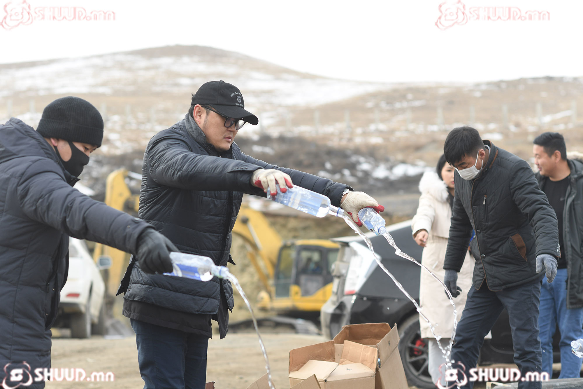 ФОТО: Чанарын шаардлага хангахгүй их хэмжээний мах, архийг устгалаа