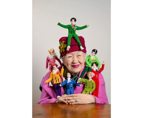 Нас бол тоо гэдгийг харуулж буй 89 настай сүлжмэлчин Со Юн Нам