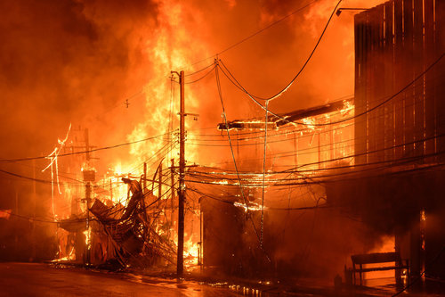 Газын зурвас дахь дүрвэгсдийн хуаранд гал гарч, 20 гаруй хүн амиа алджээ