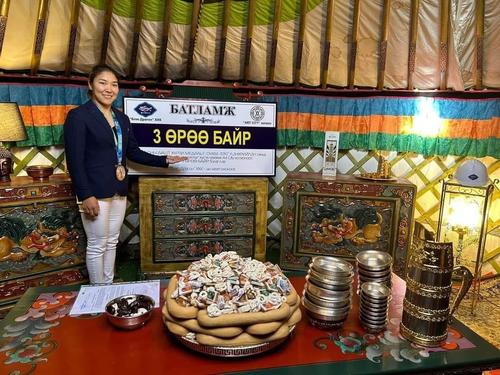 Л.Энхрийлэнд 3 өрөө байр бэлэглэжээ