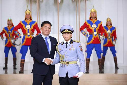 Ц. Цогтбаатарт Монгол Улсын гавьяат тамирчин цол хүртээв