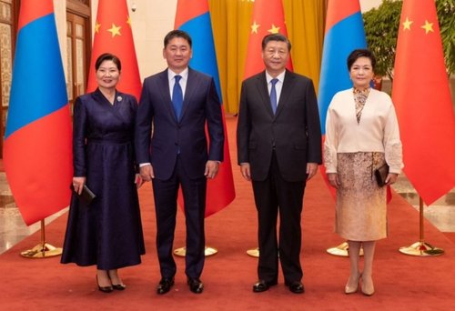 Монгол Улсын Ерөнхийлөгч У.Хүрэлсүхийг БНХАУ-ын дарга Ши Жиньпин угтлаа