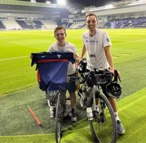 Францын дугуйчид хөлбөмбөгийн ДАШТ үзэхээр 7000 км замыг дугуйгаар туулжээ