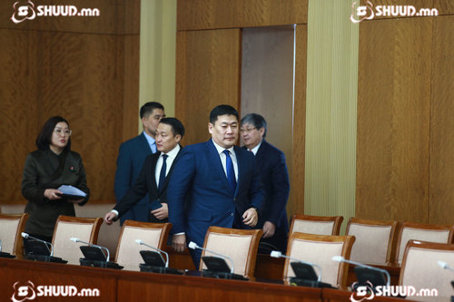 Эрүүл мэндийн сайдыг биш Хотын даргыг сольё