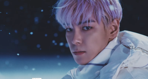 Дуучин Т.O.P Япон тэрбумтан Юсаку Маезаватай хамт сансарт ниснэ