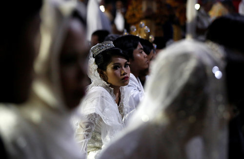 Индонезид гэр бүлээс гадуурх бэлгийн харилцааг хуулиар хориглов