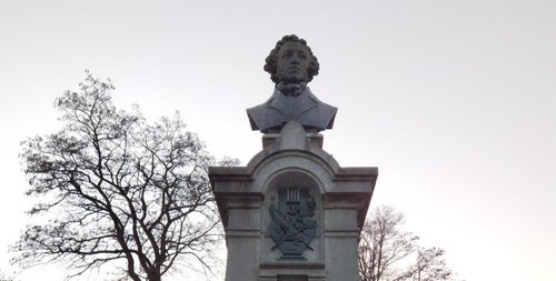 Украины Днепр хотод Пушкин, Ломоносов, Горькийн хөшөөг буулгана