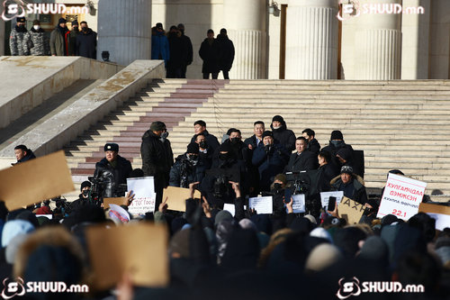 Х.Нямбаатар сайд жагсагчдын төлөөлөл болох 100 хүнтэй Төрийн ордонд уулзахаар боллоо
