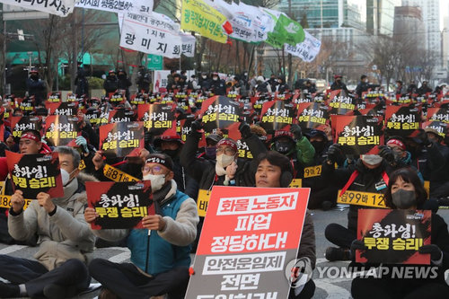 Өмнөд Солонгосын жолооч нар ажил хаясны улмаас түлш хомстож, барааны нийлүүлэлт тасалджээ