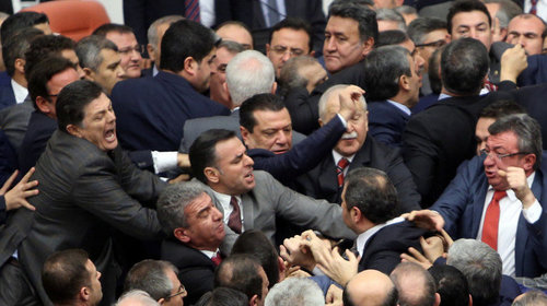 ВИДЕО: Туркийн парламентын гишүүд хурлын үеэр зодолдож, нэг нь эмнэлэгт хүргэгджээ