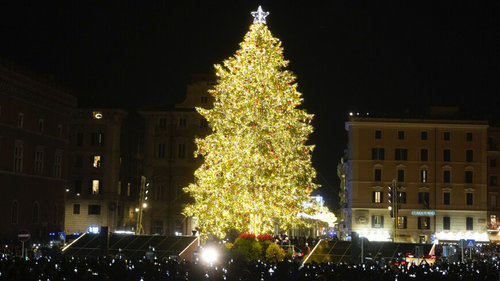 Ромын төвд Зул сарын гацуурыг асаалаа