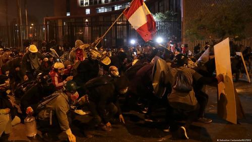 Перуд үймээн дэгдэж, эсэргүүцэгчид онгоцны буудлыг эзэлжээ