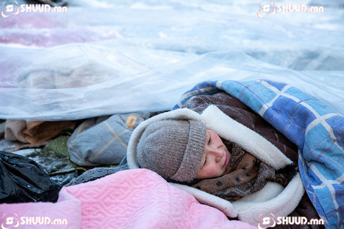 Жагсагчдад эрүүл мэндийн тусламж, үйлчилгээг үзүүлж байна