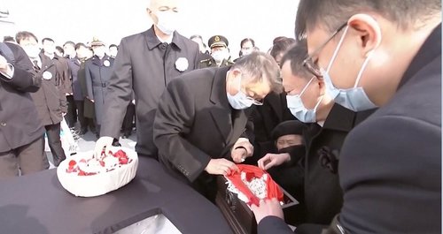 Зян Зэминий чандарыг тэнгист оршоожээ