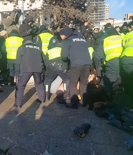 ВИДЕО: Залуус хувцсаа өмсөж, эрүүл мэндийн тусламж авч эхэллээ