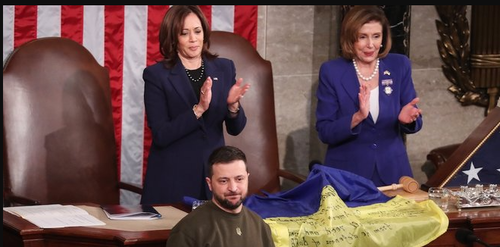 Зеленский Пелосид Украины далбааг гардуулж өгчээ