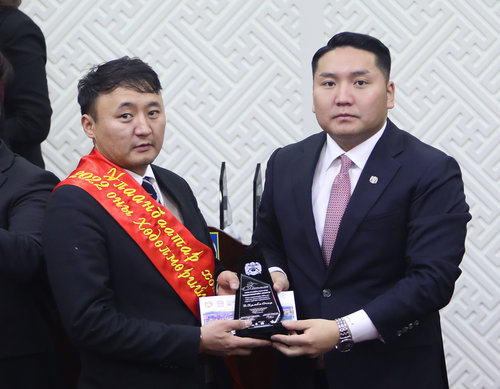 Фото сэтгүүлч Б.Бямба-Очир нийслэлийн ХӨДӨЛМӨРИЙН АВАРГА боллоо