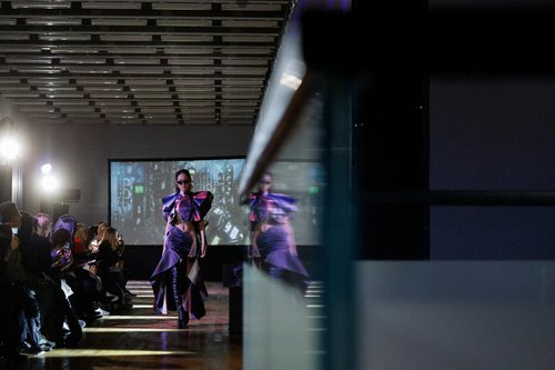 Хонконгт хиймэл оюун ухааны бүтээсэн хувцас загваруудыг танилцуулжээ