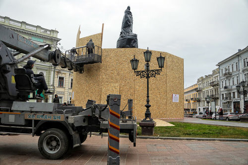 Одесс хотод II Екатерина хатан, Суворов жанжны хөшөөг буулгажээ