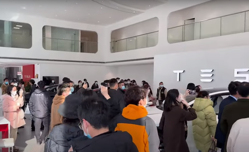 ВИДЕО: Тесла машин эзэмшигчид үнэ огцом буурсныг эсэргүүцэн жагсжээ