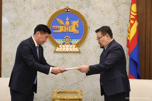 Зам, тээврийн хөгжлийн сайд С.Бямбацогт дөрвөн хуулийн төсөл өргөн мэдүүллээ