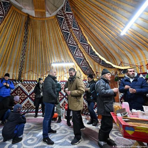 Казахууд Украинд дахин нэг гэр барьж өгчээ